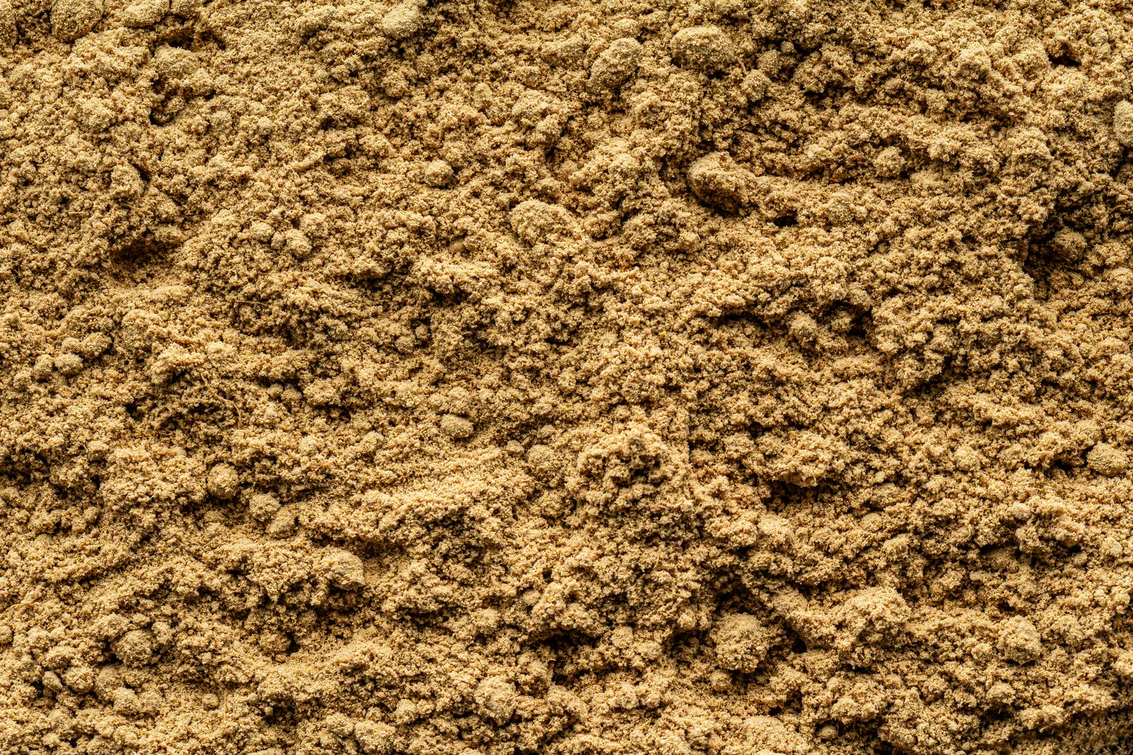 Ingrediente vegetal moído em detalhe, usado como contexto visual para nutrição animal