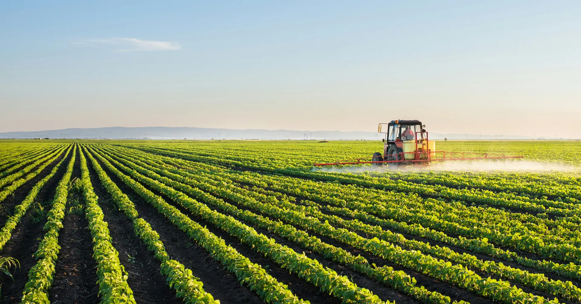 Lavoura com equipamento agrícola em operação